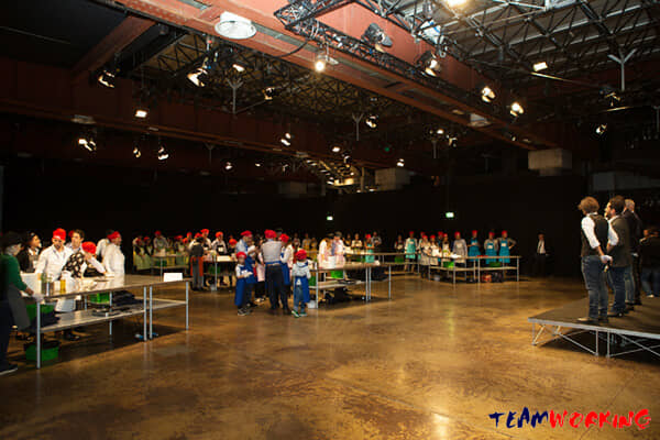 Teams cooking against the clock in front of a jury
