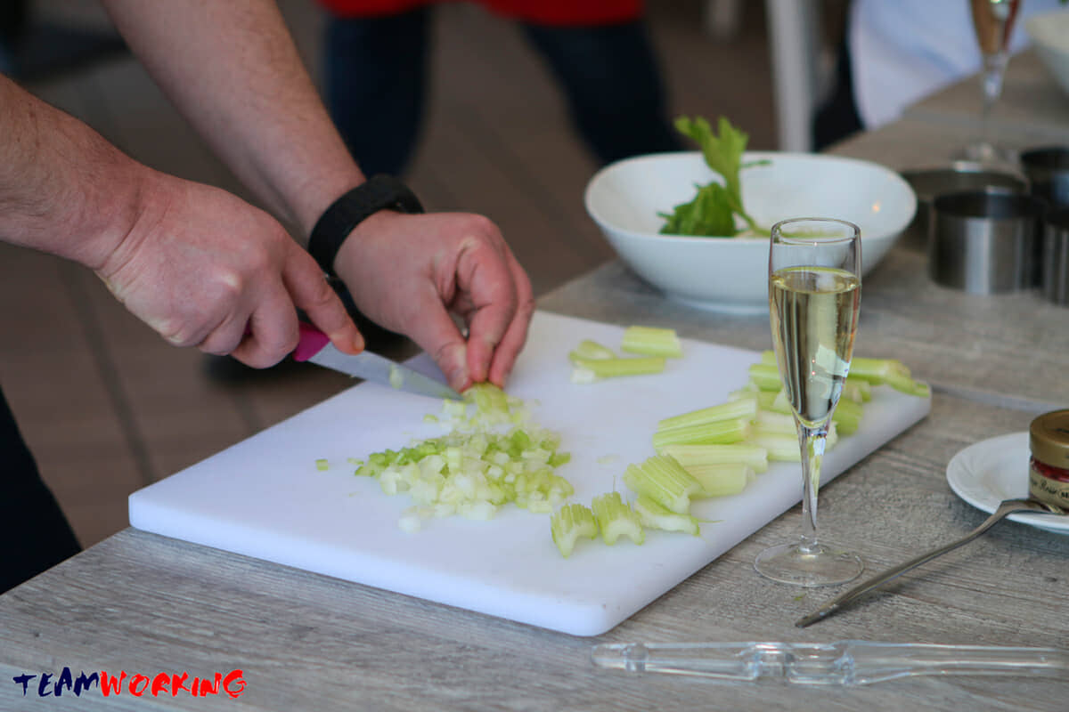 Teams cooking against the clock in front of a jury