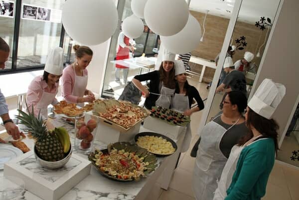 Teams cooking against the clock in front of a jury