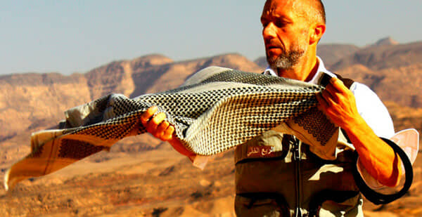 A crossing on foot in the desert with an expert guide