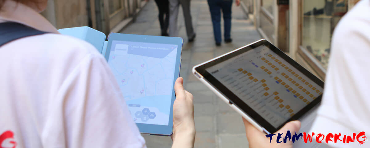 A team crossing the city with a tablet during an Urban Game
